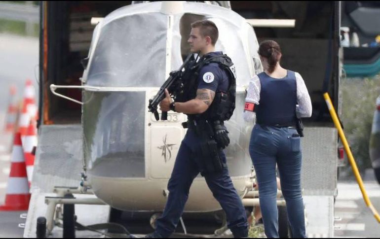 Policías custodian el helicóptero usado para la evasión de Redoine Faïd. EFE/I. Langsdon