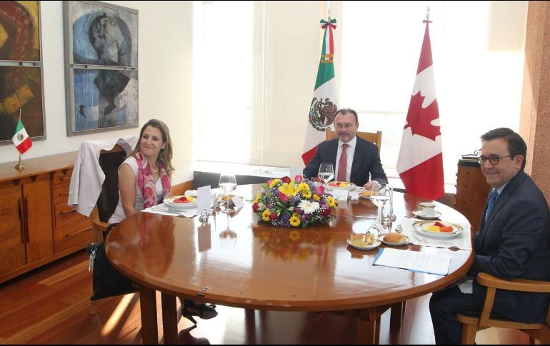 Videgaray y Villarreal reciben a Freeland junto con la delegación que la acompaña en su visita a México. TWITTER / @SRE_mx
