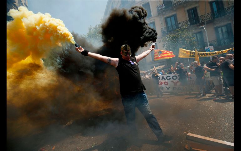 Un hombre participa en una protesta de taxistas en Barcelona, España. AFP/P. Barrena