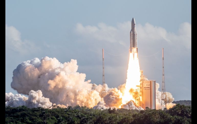 El cohete Ariane 5 despega de la plataforma de lanzamiento en el Centro Espacial Europeo en Kourou, Guayana Francesa. El cohete transporta cuatro satélites del sistema de navegación europeo Galileo. AFP