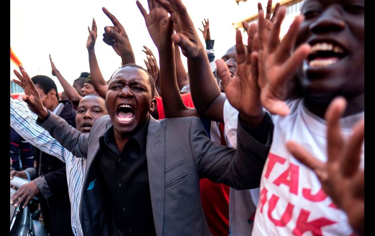 Simpatizantes de Nelson Chamisa, candidato presidencial de una coalición opositora, se congregan para apoyarlo en Harare, Zimbabue. AFP/M. Longari