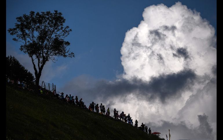 Espectadores aguardan el paso de ciclistas en la etapa 17 del Tour de Francia en Saint Lary Soulan Col du Portet. AFP/J. Pachoud