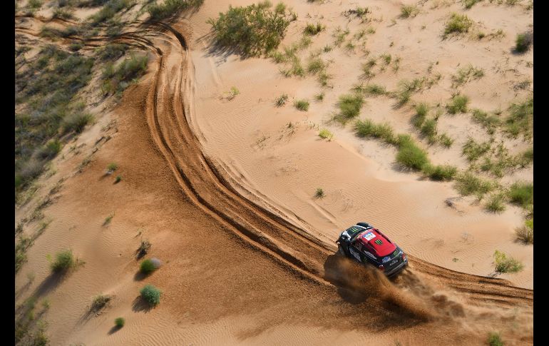 El Mini Cooper del piloto Nani Roma y el copiloto Alex Haro Bravo compite en la quinta etapa del Rally Silk Way  de Astracán a Volgogrado, en Rusia. AFP/D. Meyer