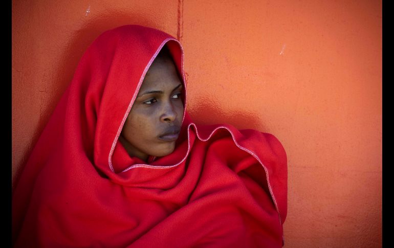Una migrante llega al puerto español de Algeciras, tras ser rescatada por el Servicio Marítimo de España en el Estrecho de Gibraltar. Cerca de 900 personas han sido rescatadas en la zona en los pasados dos días. AP/M. Moreno
