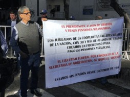 Los jubilados se apostaron a un lado de las vallas metálicas colocadas en Insurgentes y Chihuahua. ESPECIAL