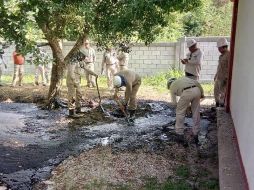 Cerca del plantel pasa una línea de Pemex, de donde es posible que provenga la fuga. FACEBOOK / PROTECCIÓN CIVIL TAMAULIPAS