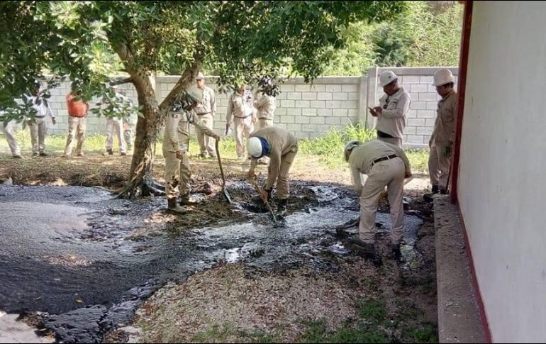 Cerca del plantel pasa una línea de Pemex, de donde es posible que provenga la fuga. FACEBOOK / PROTECCIÓN CIVIL TAMAULIPAS