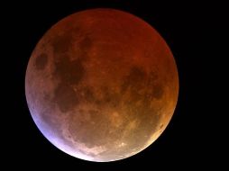 La mayoría de los eclipses ocurren así porque la incidencia de la luz del sol atraviesa la atmósfera y debido al polvo que ésta contiene vemos a la luna rojiza. TWITTER/ @UNAM_MX