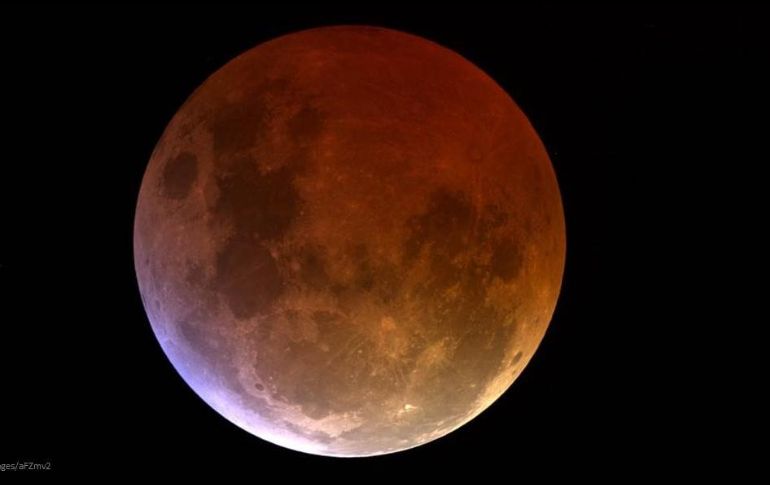 La mayoría de los eclipses ocurren así porque la incidencia de la luz del sol atraviesa la atmósfera y debido al polvo que ésta contiene vemos a la luna rojiza. TWITTER/ @UNAM_MX