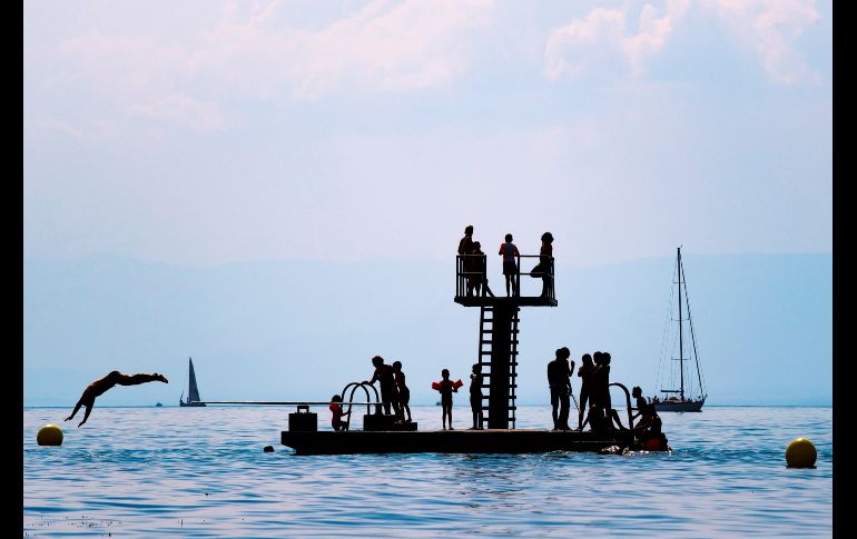 Personas se refrescan en el Lago de Ginebra, en la ciudad suiza de Lutry. El país ha alcanzado temperaturas de hasta 35 grados. EFE/ V. Flauraud