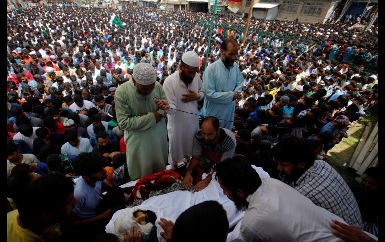 Musulmanes participan en el funeral del militante asesinado Bilal Ahmad Dar en la localidad de Khudwani,  India. Dos militantes murieron durante un enfrentamiento contra las fuerzas de seguridad indias al sur del distrito Anantnag de Cachemira. EFE/F. Khan