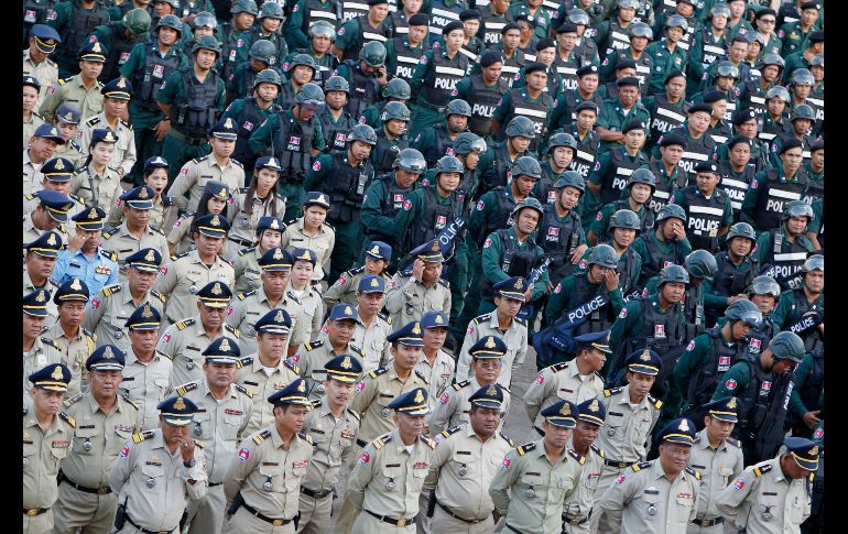 Policías asisten a un evento de movilización en Nom Pen, Camboya. Las autoridades desplegarán a más de cuatro mil agentes de policía durante las sextas elecciones nacionales, programadas para el 29 de julio. EFE/K. Serey