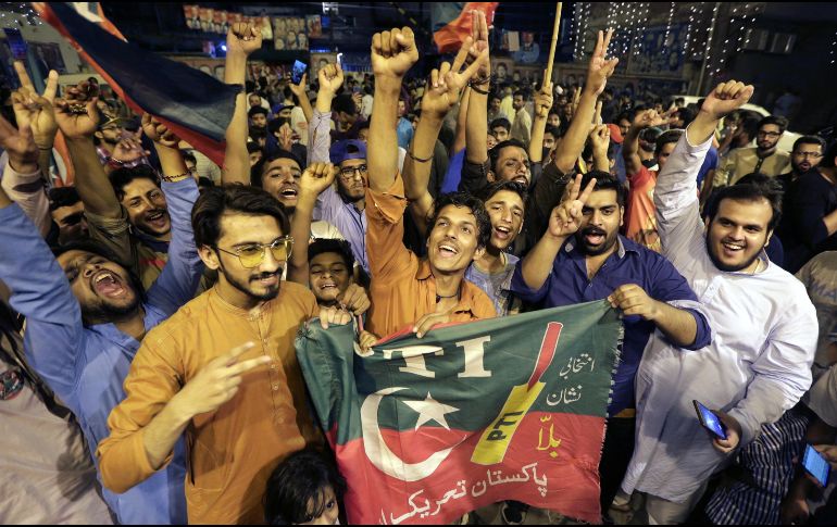Simpatizantes del partido Pakistán Tehreek-e-Insaf (PTI) celebran al final de las elecciones generales, en Lahore. EFE/R. Dar