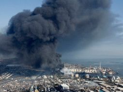 Imágenes en redes muestran una gran columna que salía del edificio, situado en una zona comercial. AP/ARCHIVO