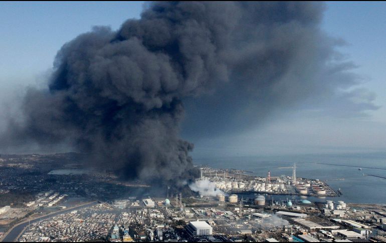 Imágenes en redes muestran una gran columna que salía del edificio, situado en una zona comercial. AP/ARCHIVO