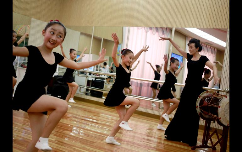 Niñas bailan en un estudio del Palacio de Niños Mangyongdae en Pyongyang, Corea del Norte. Menores talentosos acuden al popular sitio de actividades extracurriculares. AP/D. Alangkara