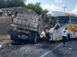 El incidente ocurrió en la carretera federal 80 en la población de El Chavarín, en Colima. ESPECIAL / Protección Civil Jalisco