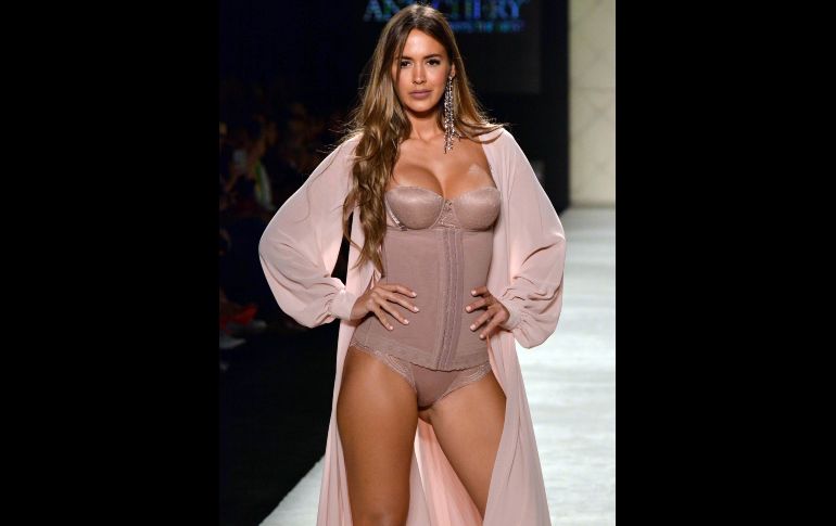 La supermodelo venezolana Shannon de Lima luce ropa de control de la compañía colombiana Ann Chery.