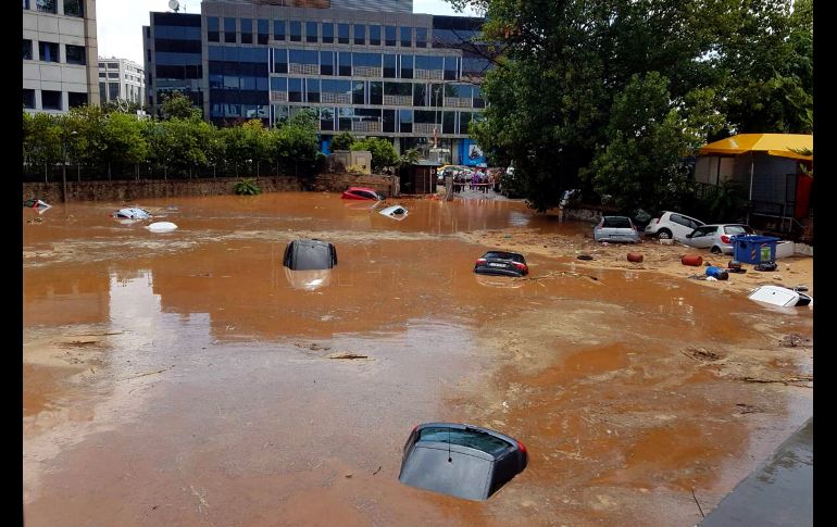 Vehículos quedaron casi cubiertos por el agua en una calle de Maroussi, suburbio de Atenas.
