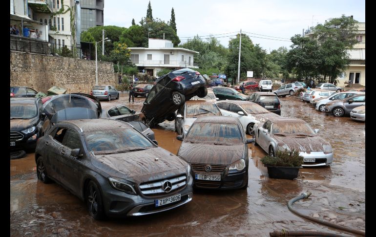 Decenas de automóviles que quedaron atrapados por las inundaciones resultaron con daños.