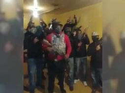 El hombre que está al frente se identifica como 