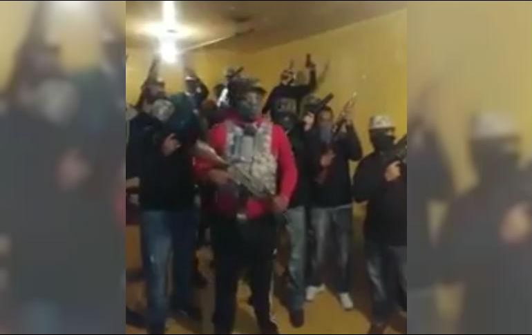 El hombre que está al frente se identifica como 