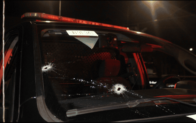 Cuando uno de los agresores se percató de la presencia de los oficiales comenzó a dispararles, lo que dañó el parabrisas de la unidad. TWITTER /  @PoliciaGDL