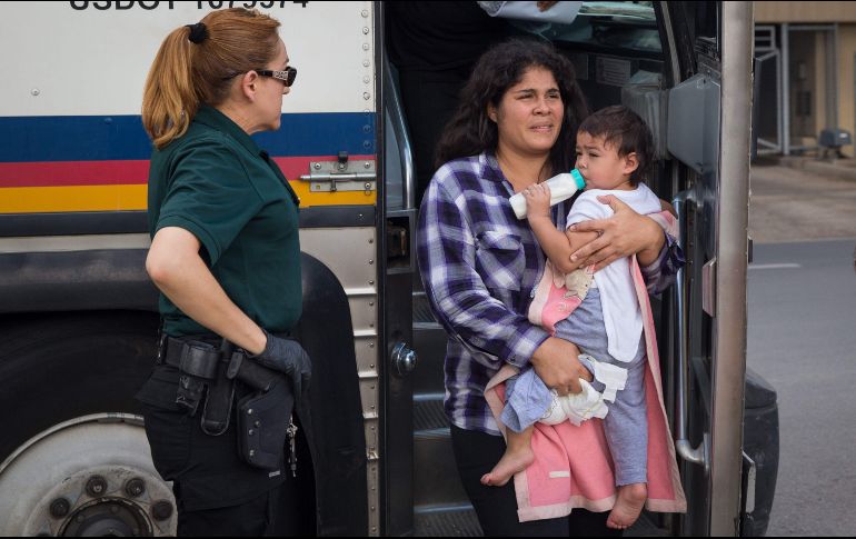 Decenas permanecen detenidos en la ciudad fronteriza de El Paso. AFP/L. Elliott
