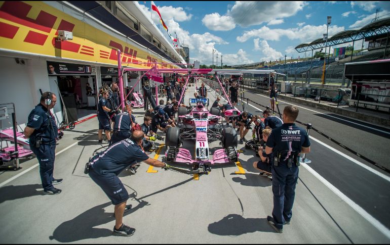 Varios mecánicos de la escudería Sahara Force India trabajan en el monoplaza del mexicano Sergio Pérez, en el circuito de Hungaroring, Hungría. EFE/Z. Balogh