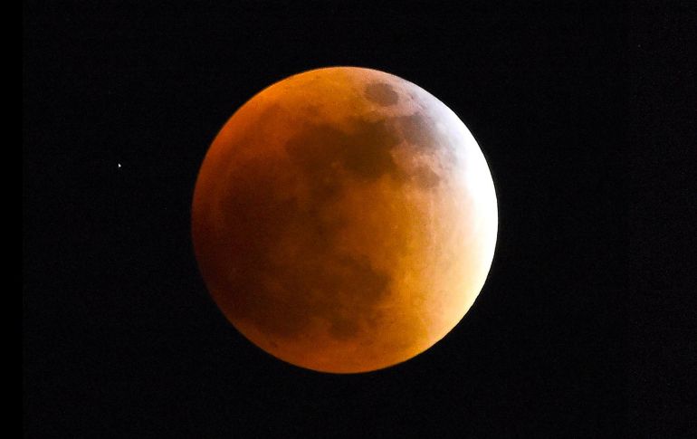 Se trata del eclipse de luna más largo del siglo XXI. AP / L. Acosta
