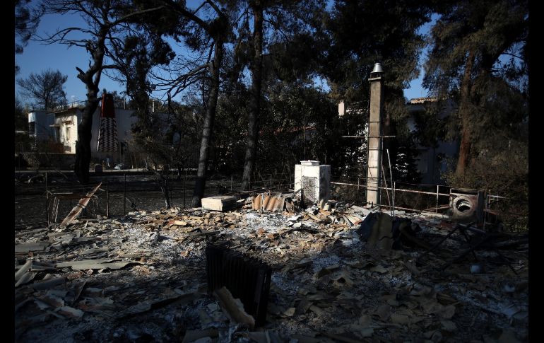 Una casa quemada en Mati, Grecia. Las autoridades elevaron hoy a 86 el balance de víctimas mortales por los incendios en las afueras de Atenas. AP/T. Stavrakis