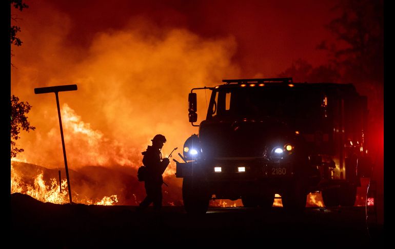 Un bombero se ve este viernes durante las labores de combate a un incendio en Redding, California.