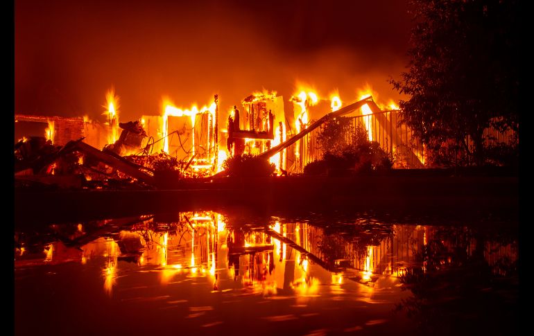 Sesenta y cinco inmuebles han sido destruidos por el voraz incendio que azota pueblos rurales en el norte de California. Una casa es consumida por el fuego en Redding.