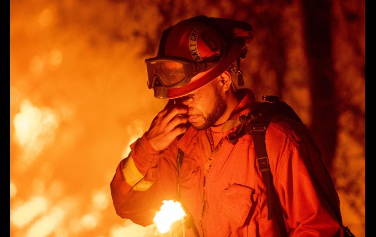 Un bombero hace una pausa durante un operativo. Las autoridades dijeron que suman dos personas muertas por el incendio.