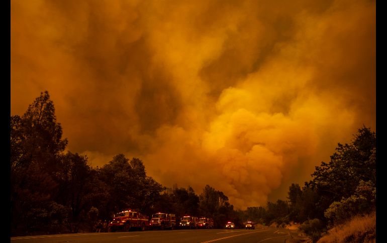 El incendio, que comenzó el lunes, creció el jueves por la noche a 180 kilómetros cuadrados. Las llamas junto a la autopista 299 in Shasta, California.