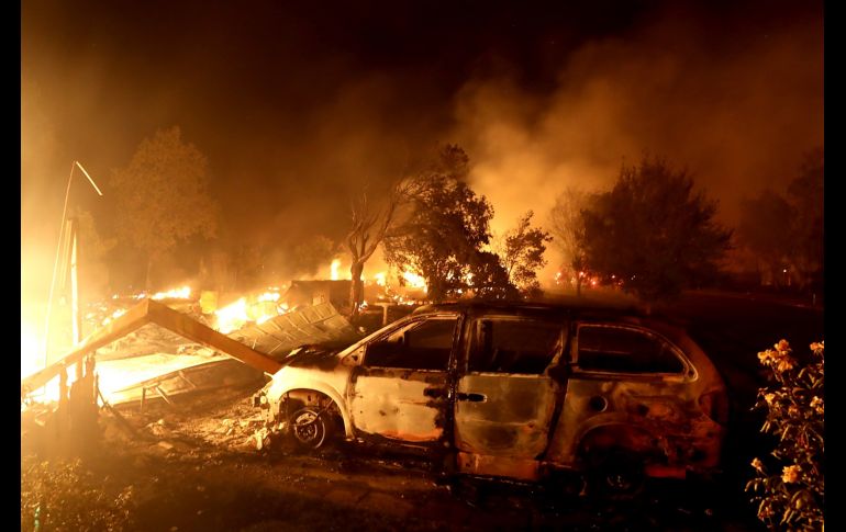 El Departamento Forestal y Protección contra Incendios dijo que 500 inmuebles están amenazados por el siniestro