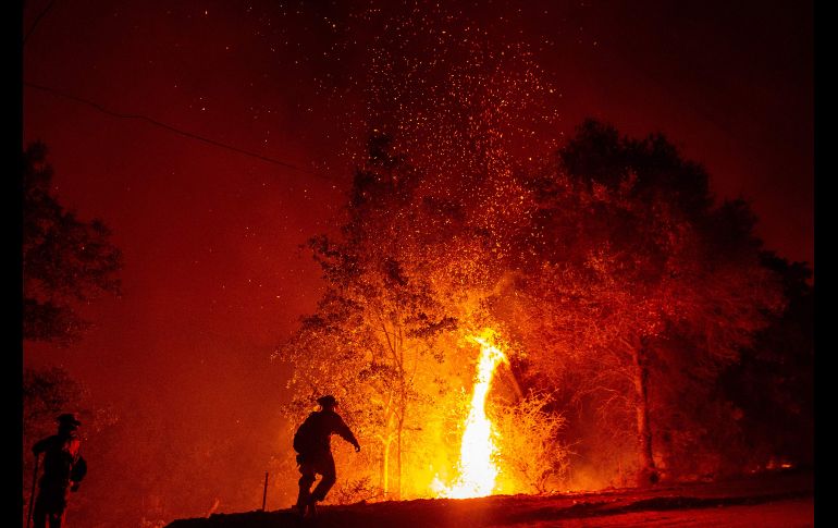 El incendio forestal en la ciudad de Redding y sus alrededores, extremamente errático, está creciendo rápidamente en medio del intenso calor reinante, la baja humedad y los vientos.
