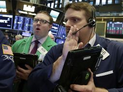 A media sesión, los tres indicadores operaban en rojo en reacción a resultados trimestrales de empresas como Twitter. EL INFORMADOR / ARCHIVO