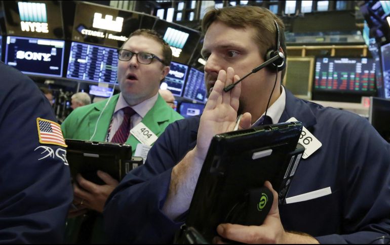 A media sesión, los tres indicadores operaban en rojo en reacción a resultados trimestrales de empresas como Twitter. EL INFORMADOR / ARCHIVO