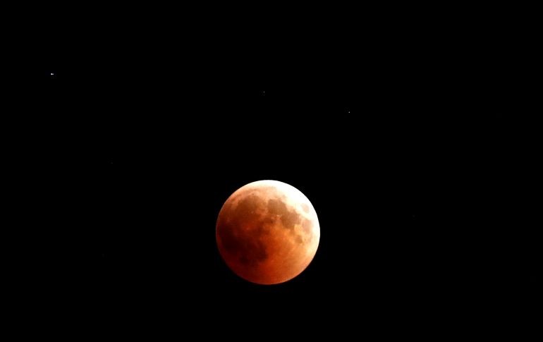 El eclipse lunar más largo del siglo XXI se vio en los cielos de gran parte del mundo. Desde Hebrón, Cisjordania.