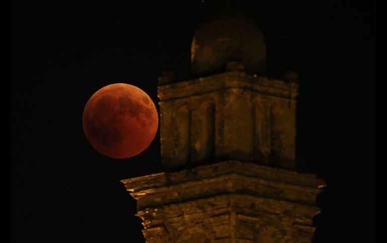 La Luna junto al templo Venzolasca, en la isla francesa de Córcega.