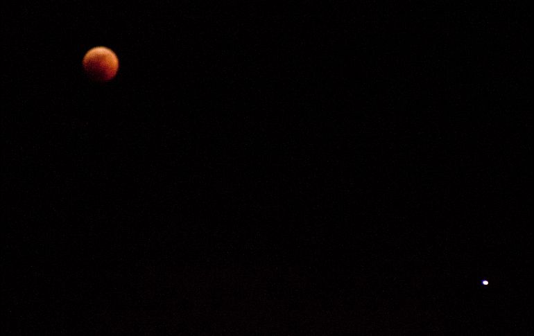 Al espectáculo celeste de la Luna roja se sumó Marte (abajo a la der.), que está casi en su punto más cercano a la Tierra, por lo que brilla con todo su esplendor. Desde Nairobi, Kenia.