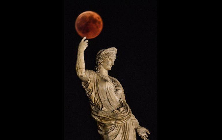Junto a una estatua de la diosa Hera en Atenas, Grecia. AFP/A. Messinis