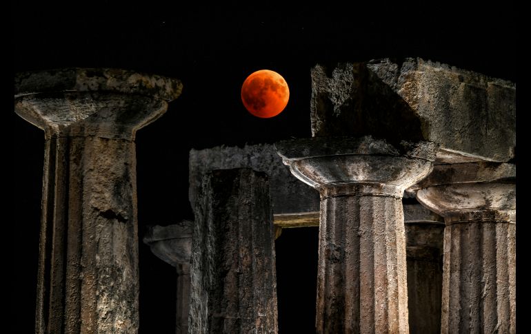 Sobre el templo de Apolo en Corinto, Grecia. AFP/V. Gache
