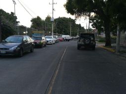 En el lugar encontraron a un hombre tendido sobre el piso entre la acera y la banqueta, el cual presentaba con un impacto de bala en la mejilla. ESPECIAL