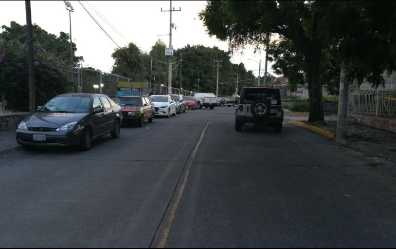 En el lugar encontraron a un hombre tendido sobre el piso entre la acera y la banqueta, el cual presentaba con un impacto de bala en la mejilla. ESPECIAL