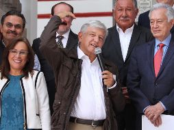 Manuel Bartlett (derecha) volverá al gabinete presidencial, ahora con López Obrador. NOTIMEX/Archivo
