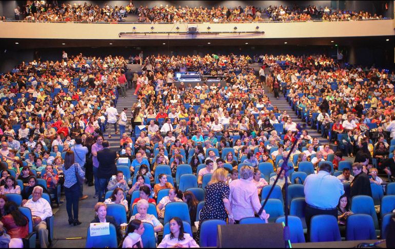 La ciudad vivió una noche llena de romanticismo. EL INFORMADOR/G. Gallo