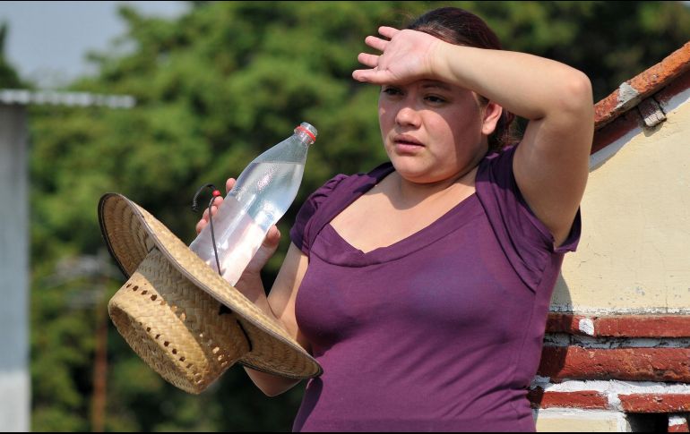 Ante las altas temperaturas, recomiendan a la población tomar medidas preventivas como hidratarse y no exponerse al Sol durante tiempos prolongados. NTX / ARCHIVO