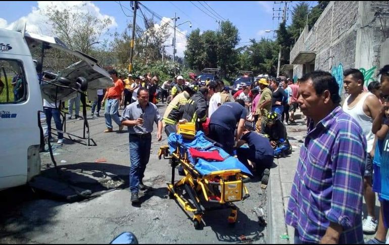 La Cruz Roja dio a conocer que una ambulancia atiende a las personas que resultaron lesionadas en el percance. TWITTER / @vialhermes